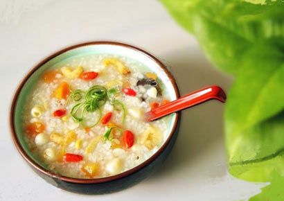 2014年1月8日农历腊月初八，是传统的腊八节，吃上一碗清香的腊八粥，也是对佛陀的纪念和缅怀。（图片来源：资料图）