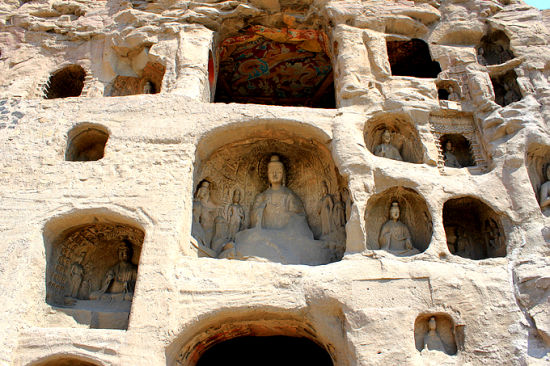 每个石窟里面都有佛像，且造型完全不同
