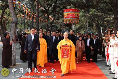 缅甸总统吴廷觉参拜北京灵光寺佛牙舍利