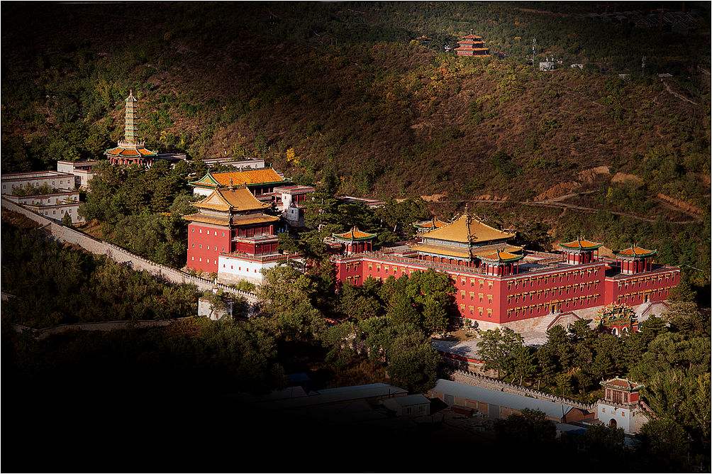 西藏佛寺和外八庙的建筑有什么异同?